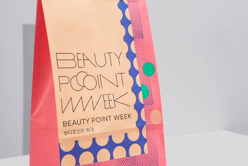 Beauty Point Week é um evento promocional criado pelo pessoal da Amore Pacific onde seus consumidores podem ganhar “pontos de beleza” ao comprar certos produtos. A ideia do evento pode parecer simples mas o visual criado pela equipe de criação da Content Form Context ficou mais do que especial. 
