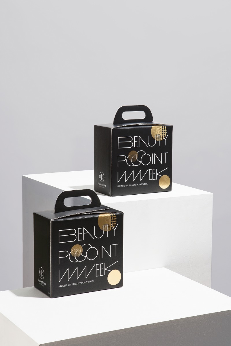 Beauty Point Week é um evento promocional criado pelo pessoal da Amore Pacific onde seus consumidores podem ganhar “pontos de beleza” ao comprar certos produtos. A ideia do evento pode parecer simples mas o visual criado pela equipe de criação da Content Form Context ficou mais do que especial. 