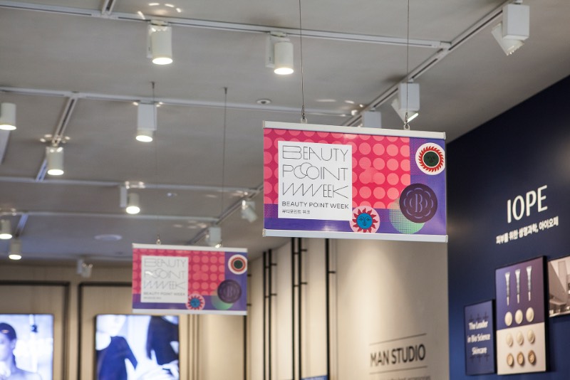 Beauty Point Week é um evento promocional criado pelo pessoal da Amore Pacific onde seus consumidores podem ganhar “pontos de beleza” ao comprar certos produtos. A ideia do evento pode parecer simples mas o visual criado pela equipe de criação da Content Form Context ficou mais do que especial. 
