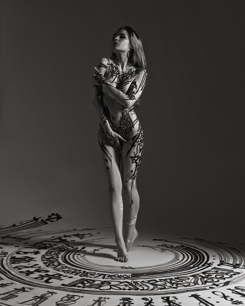 Pokras Lampas acredita que a arte da caligrafia revela a beleza do corpo feminino. Em Calligraphy on Girls, o principal objetivo é evitar perspectivas e quadros vulgares, porque o objetivo do projeto é inspirar, mostrar a fusão da arte e do corpo, a harmonia do preto e branco, o rímel preto e a pele delicada.