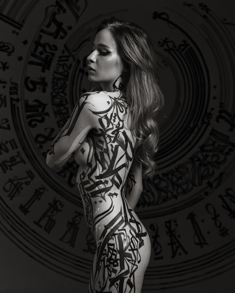 Pokras Lampas acredita que a arte da caligrafia revela a beleza do corpo feminino. Em Calligraphy on Girls, o principal objetivo é evitar perspectivas e quadros vulgares, porque o objetivo do projeto é inspirar, mostrar a fusão da arte e do corpo, a harmonia do preto e branco, o rímel preto e a pele delicada.
