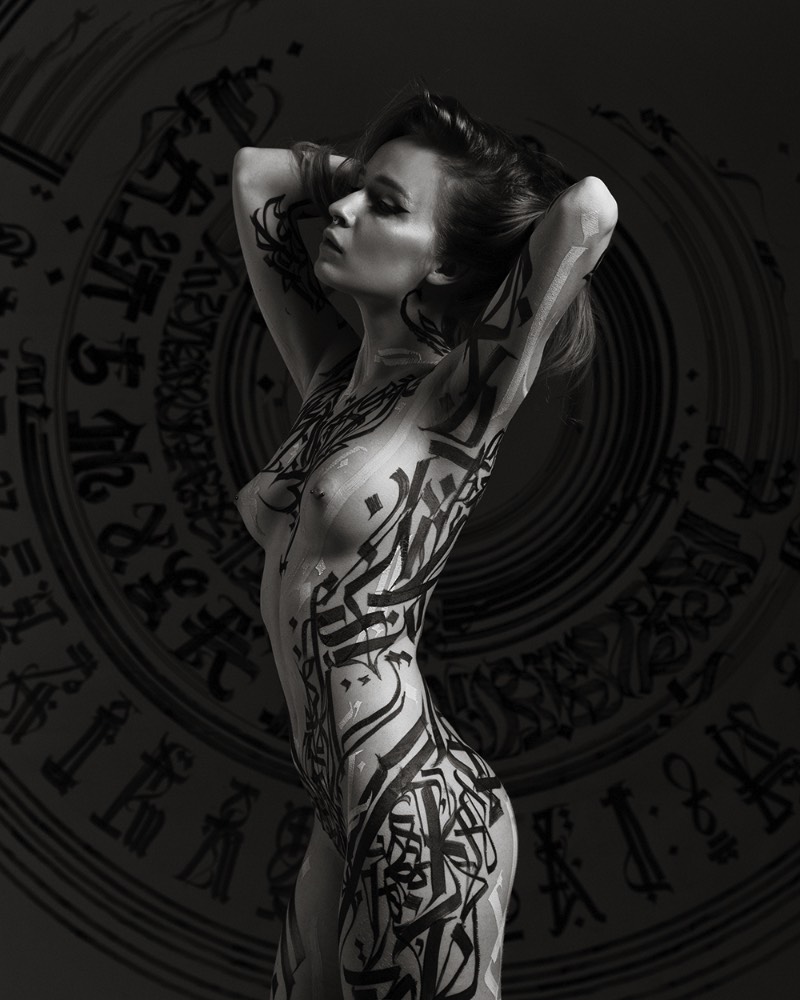 Pokras Lampas acredita que a arte da caligrafia revela a beleza do corpo feminino. Em Calligraphy on Girls, o principal objetivo é evitar perspectivas e quadros vulgares, porque o objetivo do projeto é inspirar, mostrar a fusão da arte e do corpo, a harmonia do preto e branco, o rímel preto e a pele delicada.