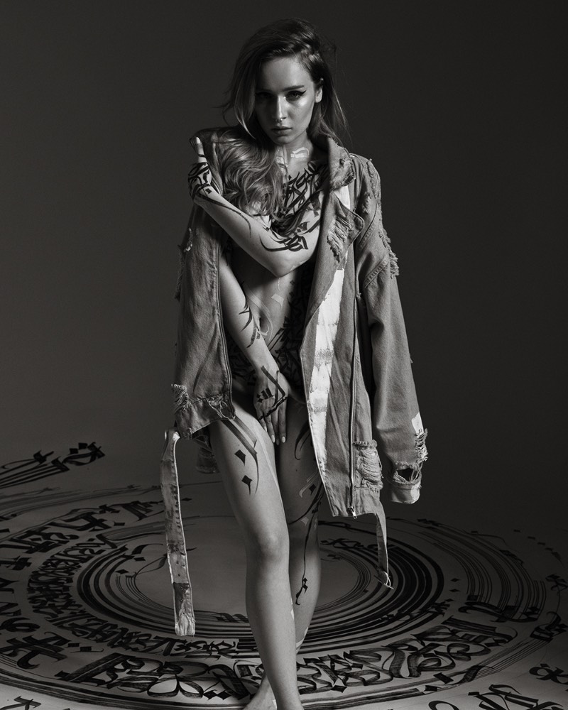 Pokras Lampas acredita que a arte da caligrafia revela a beleza do corpo feminino. Em Calligraphy on Girls, o principal objetivo é evitar perspectivas e quadros vulgares, porque o objetivo do projeto é inspirar, mostrar a fusão da arte e do corpo, a harmonia do preto e branco, o rímel preto e a pele delicada.