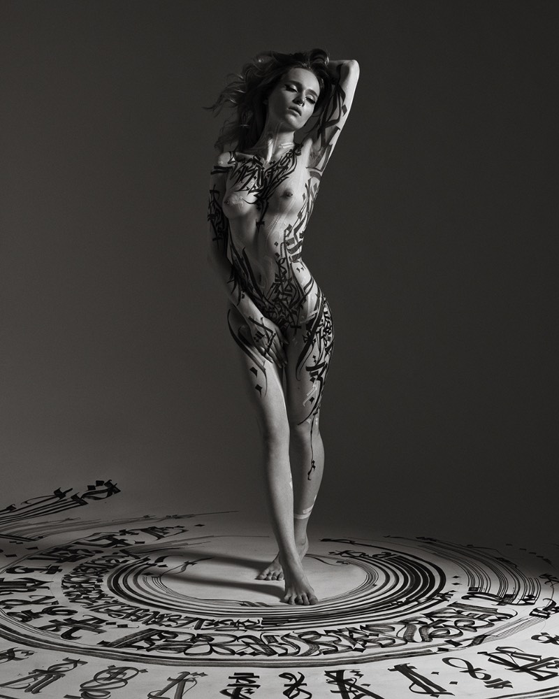Pokras Lampas acredita que a arte da caligrafia revela a beleza do corpo feminino. Em Calligraphy on Girls, o principal objetivo é evitar perspectivas e quadros vulgares, porque o objetivo do projeto é inspirar, mostrar a fusão da arte e do corpo, a harmonia do preto e branco, o rímel preto e a pele delicada.