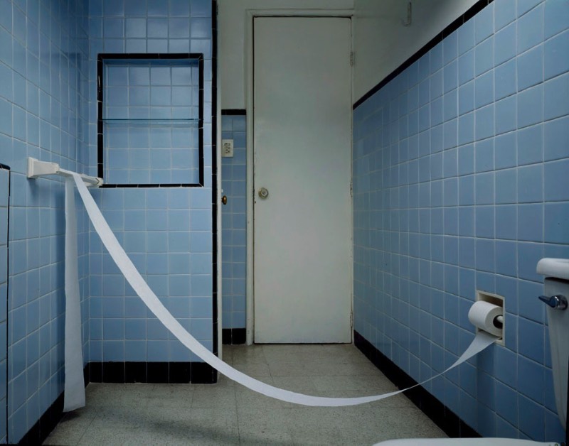 Mauricio Alejo é um artista e fotógrafo mexicano que passou os últimos 16 anos de sua carreira trabalhando com fotografia de um jeito um pouco diferente do que você espera. Ele fotografa objetos ordinários do dia a dia e os transforma em objetos peculiares e especiais. 