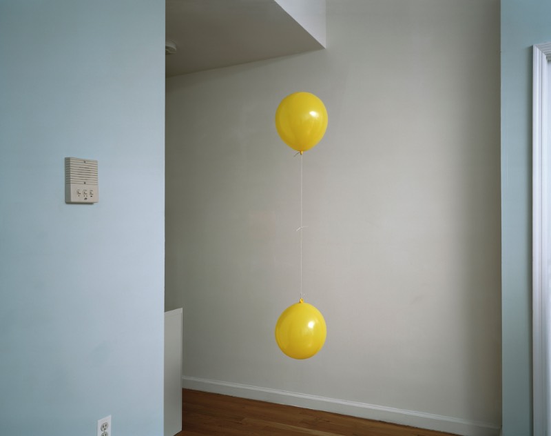 Mauricio Alejo é um artista e fotógrafo mexicano que passou os últimos 16 anos de sua carreira trabalhando com fotografia de um jeito um pouco diferente do que você espera. Ele fotografa objetos ordinários do dia a dia e os transforma em objetos peculiares e especiais. 