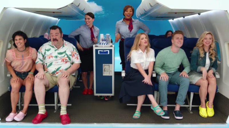 Todo mundo conhece a carreira da atriz Drew Barrymore mas não é muita gente que conhece as habilidades de dança e canto dela. E, parece que é por isso mesmo que ela resolveu aceitar a ideia de dançar e cantar em um musical da Crocs. Sim, você leu isso certo. A Drew Barrymore está cantando e dançando em um musical da Crocs e você pode ver tudo logo abaixo.