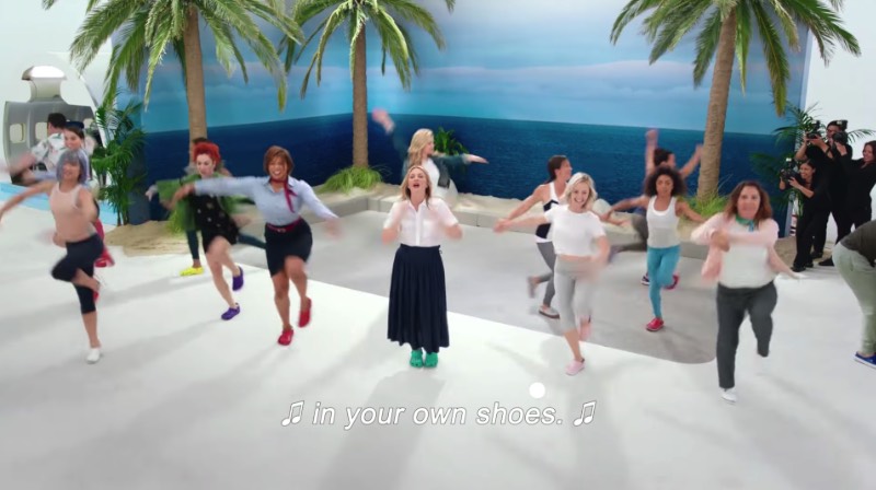 Todo mundo conhece a carreira da atriz Drew Barrymore mas não é muita gente que conhece as habilidades de dança e canto dela. E, parece que é por isso mesmo que ela resolveu aceitar a ideia de dançar e cantar em um musical da Crocs. Sim, você leu isso certo. A Drew Barrymore está cantando e dançando em um musical da Crocs e você pode ver tudo logo abaixo.