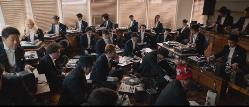 Para celebrar o Record Day japonês, um coletivo de cerca de 30 DJs do mundo foram posicionados em um estúdio para gravar como a primeira orquestra de vitrolas. Sim, você leu isso certo e no vídeo abaixo você pode ver e escutar como que uma orquestra de toca discos pode funcionar no mundo real.