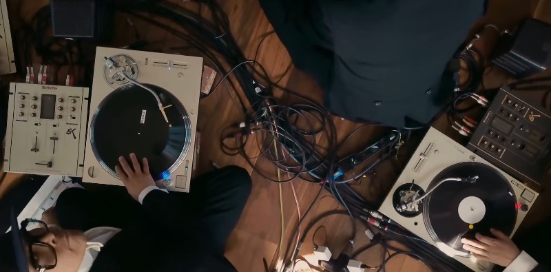 Para celebrar o Record Day japonês, um coletivo de cerca de 30 DJs do mundo foram posicionados em um estúdio para gravar como a primeira orquestra de vitrolas. Sim, você leu isso certo e no vídeo abaixo você pode ver e escutar como que uma orquestra de toca discos pode funcionar no mundo real.