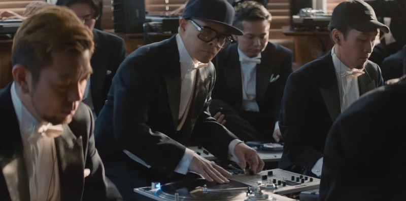 Para celebrar o Record Day japonês, um coletivo de cerca de 30 DJs do mundo foram posicionados em um estúdio para gravar como a primeira orquestra de vitrolas. Sim, você leu isso certo e no vídeo abaixo você pode ver e escutar como que uma orquestra de toca discos pode funcionar no mundo real.