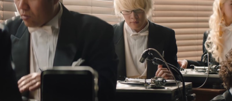 Para celebrar o Record Day japonês, um coletivo de cerca de 30 DJs do mundo foram posicionados em um estúdio para gravar como a primeira orquestra de vitrolas. Sim, você leu isso certo e no vídeo abaixo você pode ver e escutar como que uma orquestra de toca discos pode funcionar no mundo real.