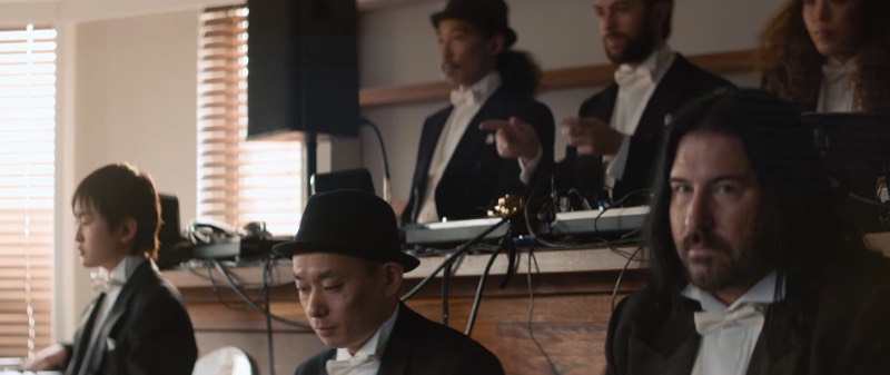 Para celebrar o Record Day japonês, um coletivo de cerca de 30 DJs do mundo foram posicionados em um estúdio para gravar como a primeira orquestra de vitrolas. Sim, você leu isso certo e no vídeo abaixo você pode ver e escutar como que uma orquestra de toca discos pode funcionar no mundo real.