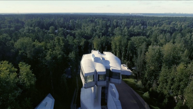 Quando me deparei com as fotografias da única residência projetada por Zaha Hadid na floresta de Barvikha, nos arredores de Moscou, sabia que ia ser obrigado a publicar essas imagens por aqui. O visual dessa residência é bem fora do comum e tem uma estética que lembra mais um filme do James Bond do que uma construção tradicional.