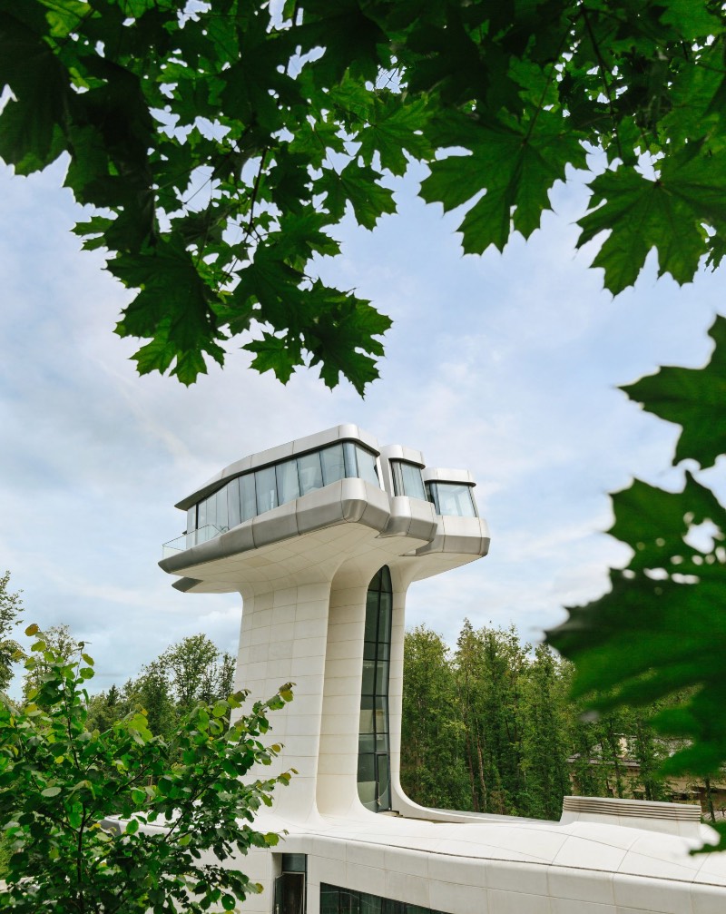Quando me deparei com as fotografias da única residência projetada por Zaha Hadid na floresta de Barvikha, nos arredores de Moscou, sabia que ia ser obrigado a publicar essas imagens por aqui. O visual dessa residência é bem fora do comum e tem uma estética que lembra mais um filme do James Bond do que uma construção tradicional.