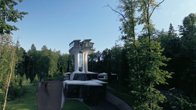 Quando me deparei com as fotografias da única residência projetada por Zaha Hadid na floresta de Barvikha, nos arredores de Moscou, sabia que ia ser obrigado a publicar essas imagens por aqui. O visual dessa residência é bem fora do comum e tem uma estética que lembra mais um filme do James Bond do que uma construção tradicional.
