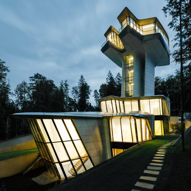 Quando me deparei com as fotografias da única residência projetada por Zaha Hadid na floresta de Barvikha, nos arredores de Moscou, sabia que ia ser obrigado a publicar essas imagens por aqui. O visual dessa residência é bem fora do comum e tem uma estética que lembra mais um filme do James Bond do que uma construção tradicional.