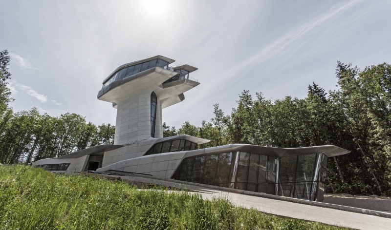Quando me deparei com as fotografias da única residência projetada por Zaha Hadid na floresta de Barvikha, nos arredores de Moscou, sabia que ia ser obrigado a publicar essas imagens por aqui. O visual dessa residência é bem fora do comum e tem uma estética que lembra mais um filme do James Bond do que uma construção tradicional.