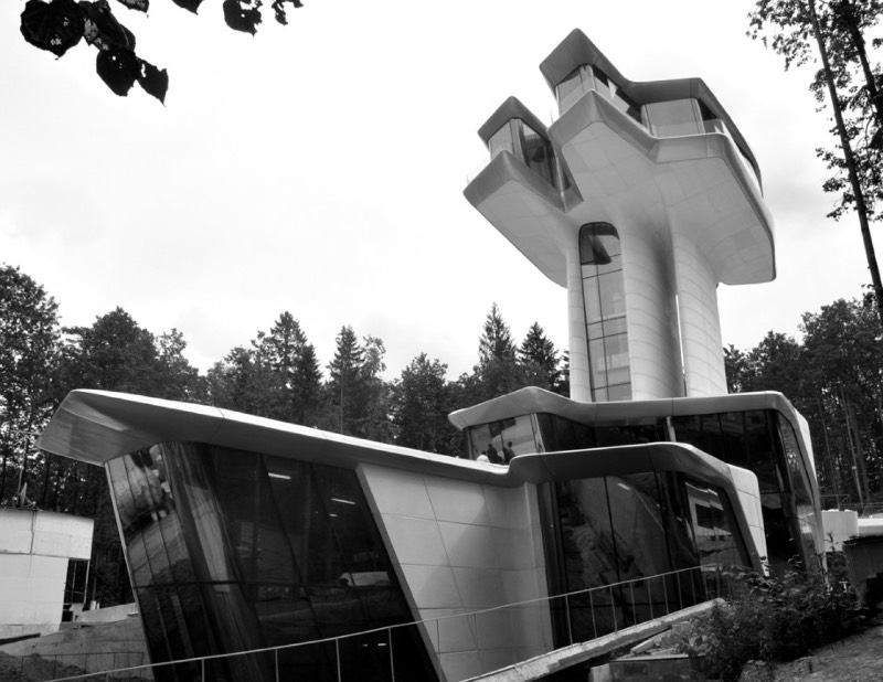 Quando me deparei com as fotografias da única residência projetada por Zaha Hadid na floresta de Barvikha, nos arredores de Moscou, sabia que ia ser obrigado a publicar essas imagens por aqui. O visual dessa residência é bem fora do comum e tem uma estética que lembra mais um filme do James Bond do que uma construção tradicional.