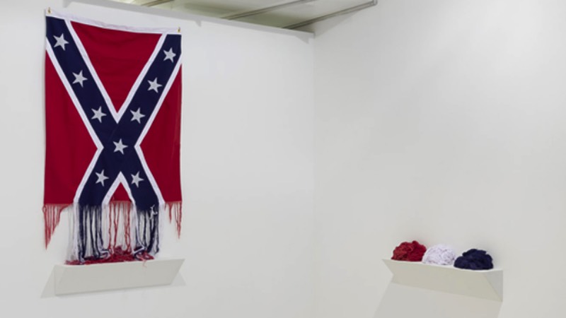 Com tudo que anda acontecendo pelos Estados Unidos nos últimos anos, a bandeira Confederada acabou se tornando ainda mais simbólica. Por isso mesmo que resolvi escrever sobre o trabalho que a artista americana Sonya Clark cria utilizando dessa bandeira e tudo que ela representa. 