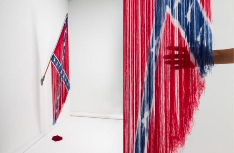 Com tudo que anda acontecendo pelos Estados Unidos nos últimos anos, a bandeira Confederada acabou se tornando ainda mais simbólica. Por isso mesmo que resolvi escrever sobre o trabalho que a artista americana Sonya Clark cria utilizando dessa bandeira e tudo que ela representa. 