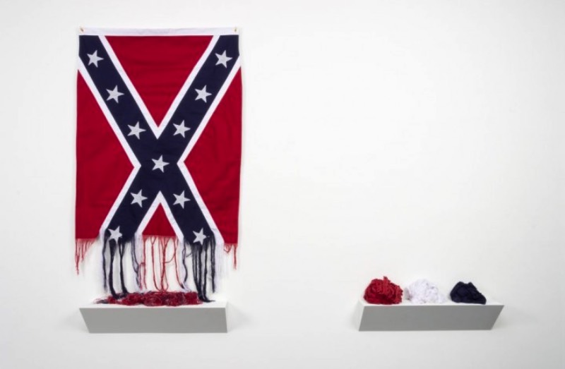 Com tudo que anda acontecendo pelos Estados Unidos nos últimos anos, a bandeira Confederada acabou se tornando ainda mais simbólica. Por isso mesmo que resolvi escrever sobre o trabalho que a artista americana Sonya Clark cria utilizando dessa bandeira e tudo que ela representa. 