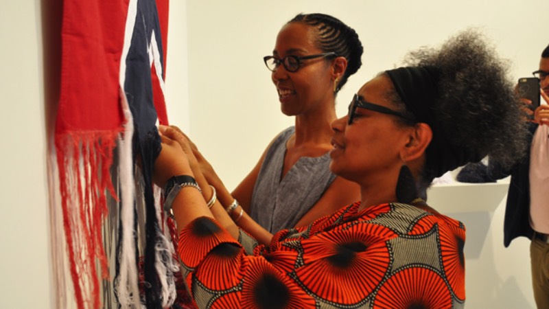 Com tudo que anda acontecendo pelos Estados Unidos nos últimos anos, a bandeira Confederada acabou se tornando ainda mais simbólica. Por isso mesmo que resolvi escrever sobre o trabalho que a artista americana Sonya Clark cria utilizando dessa bandeira e tudo que ela representa. 