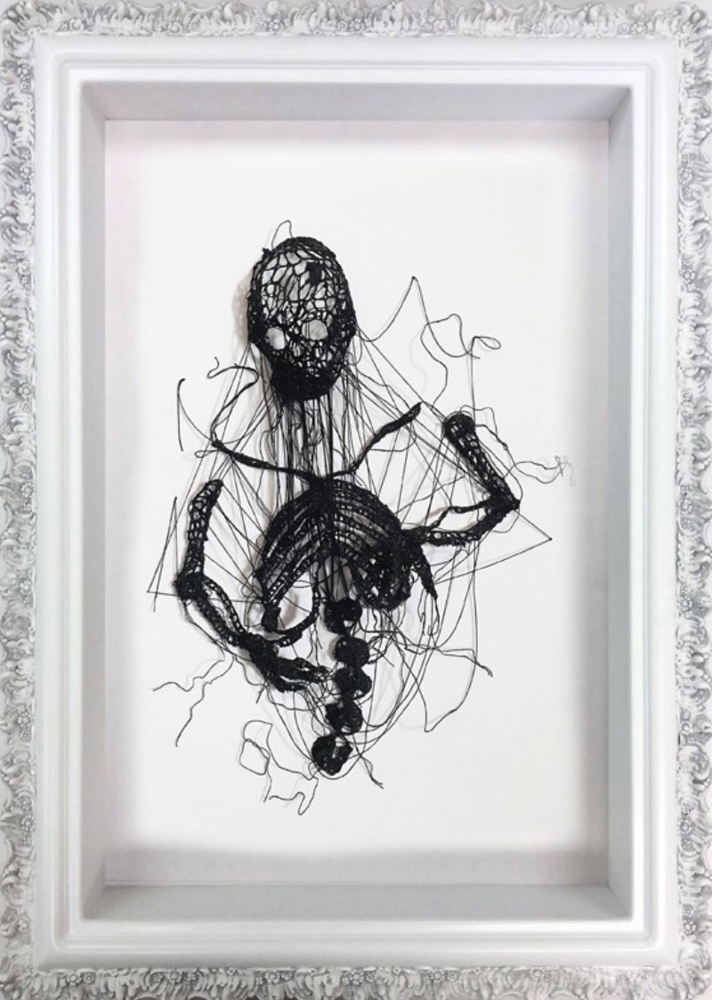 Nunca imaginei que estaria fazendo um artigo aqui que incluiria crochê mas estamos aqui mudando o mundo com a arte de Caitlin McCormack. Essa artista americana, baseada em Philadelphia, parece simular espécies científicas que ela cria usando de linhas, materiais têxteis e muita cola. 
