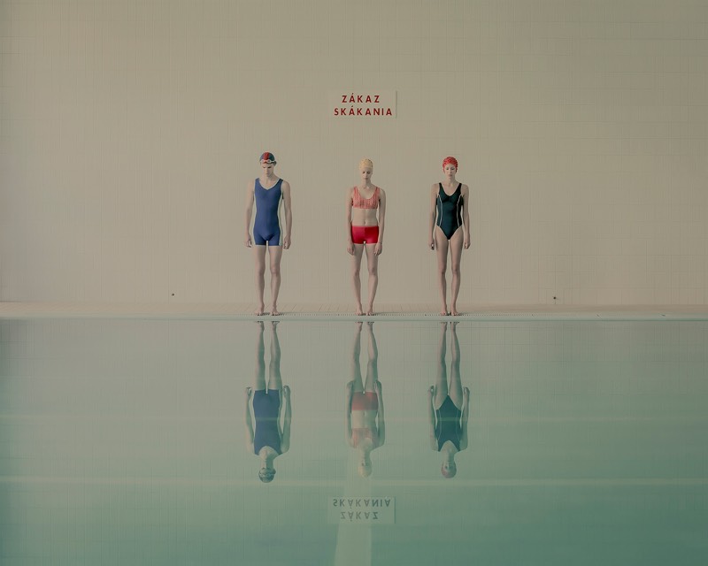 Swimming Pool é a maior série de fotografias de Maria Svarbova. Tudo começou em 2014 e, até hoje, anda crescendo. E, pelo que eu entendi, tudo começou de forma quase acidental, como a busca de uma locação interessante para uma outra série de fotos. 