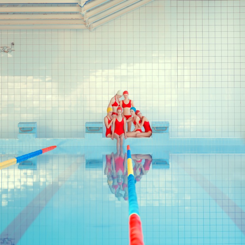 Swimming Pool é a maior série de fotografias de Maria Svarbova. Tudo começou em 2014 e, até hoje, anda crescendo. E, pelo que eu entendi, tudo começou de forma quase acidental, como a busca de uma locação interessante para uma outra série de fotos. 