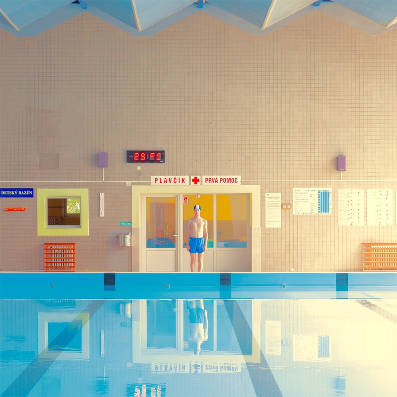 Swimming Pool é a maior série de fotografias de Maria Svarbova. Tudo começou em 2014 e, até hoje, anda crescendo. E, pelo que eu entendi, tudo começou de forma quase acidental, como a busca de uma locação interessante para uma outra série de fotos. 