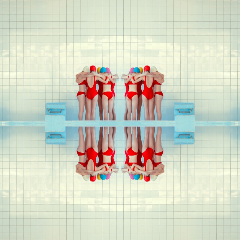 Swimming Pool é a maior série de fotografias de Maria Svarbova. Tudo começou em 2014 e, até hoje, anda crescendo. E, pelo que eu entendi, tudo começou de forma quase acidental, como a busca de uma locação interessante para uma outra série de fotos. 
