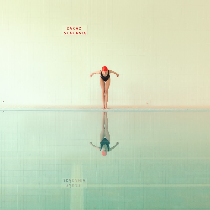 Swimming Pool é a maior série de fotografias de Maria Svarbova. Tudo começou em 2014 e, até hoje, anda crescendo. E, pelo que eu entendi, tudo começou de forma quase acidental, como a busca de uma locação interessante para uma outra série de fotos. 