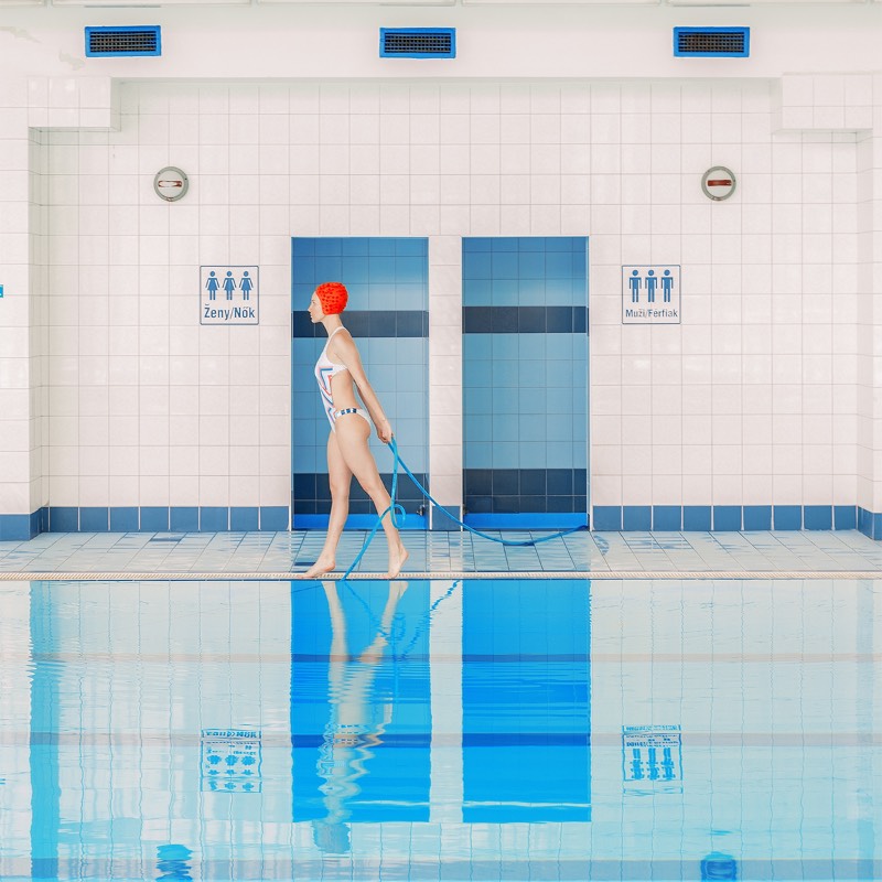 Swimming Pool é a maior série de fotografias de Maria Svarbova. Tudo começou em 2014 e, até hoje, anda crescendo. E, pelo que eu entendi, tudo começou de forma quase acidental, como a busca de uma locação interessante para uma outra série de fotos. 