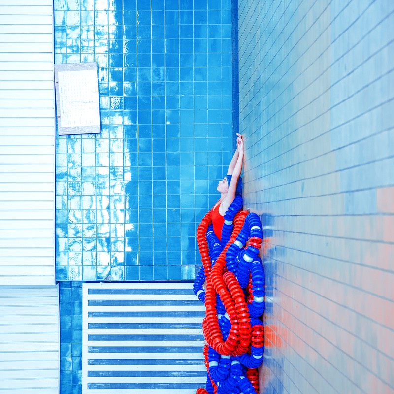 Swimming Pool é a maior série de fotografias de Maria Svarbova. Tudo começou em 2014 e, até hoje, anda crescendo. E, pelo que eu entendi, tudo começou de forma quase acidental, como a busca de uma locação interessante para uma outra série de fotos. 