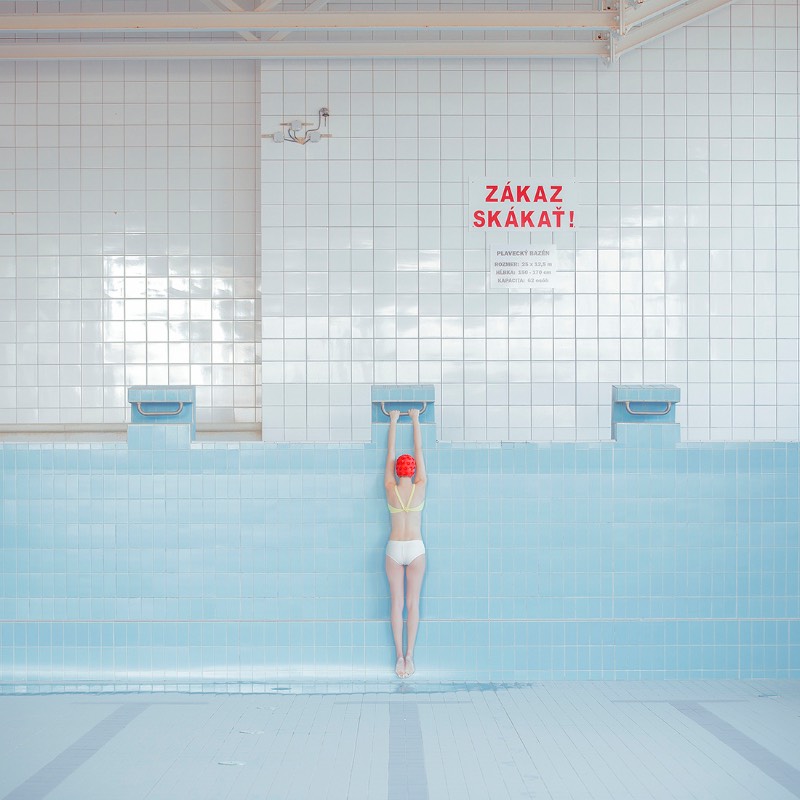 Swimming Pool é a maior série de fotografias de Maria Svarbova. Tudo começou em 2014 e, até hoje, anda crescendo. E, pelo que eu entendi, tudo começou de forma quase acidental, como a busca de uma locação interessante para uma outra série de fotos. 