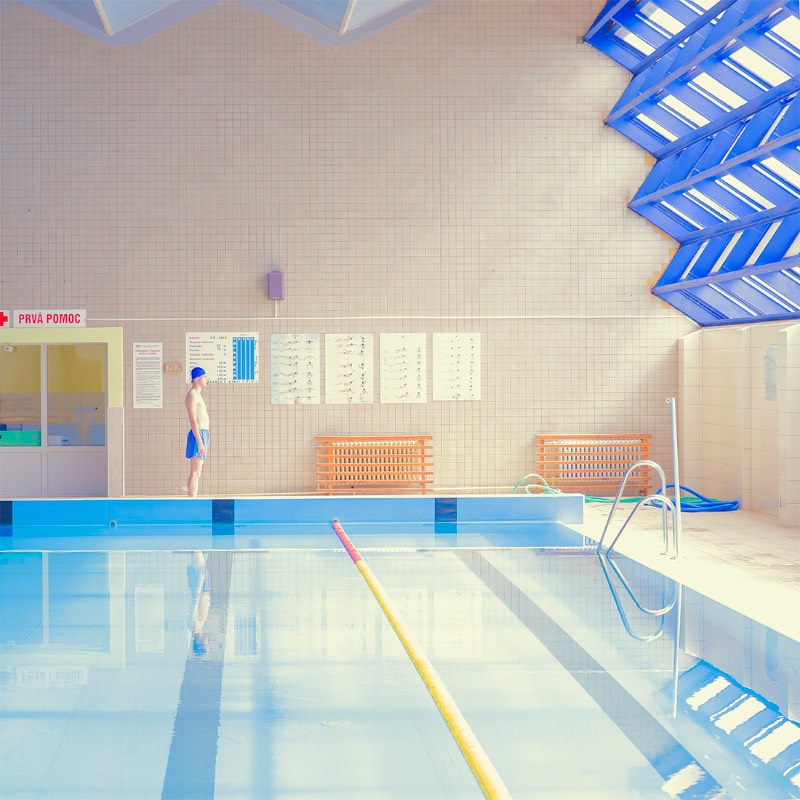 Swimming Pool é a maior série de fotografias de Maria Svarbova. Tudo começou em 2014 e, até hoje, anda crescendo. E, pelo que eu entendi, tudo começou de forma quase acidental, como a busca de uma locação interessante para uma outra série de fotos. 