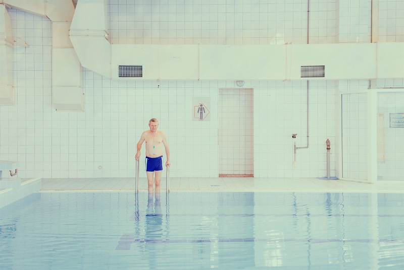 Swimming Pool é a maior série de fotografias de Maria Svarbova. Tudo começou em 2014 e, até hoje, anda crescendo. E, pelo que eu entendi, tudo começou de forma quase acidental, como a busca de uma locação interessante para uma outra série de fotos. 