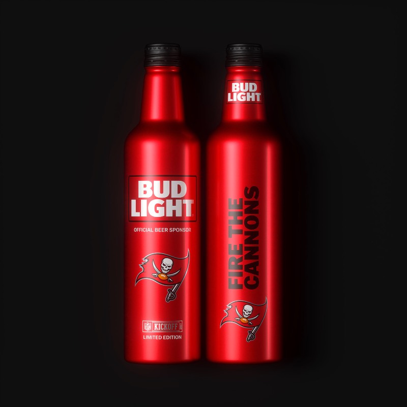 Se você é fã de NFL e de futebol americano, esse projeto de garrafas de cerveja pode ter sido feito para você. Essas garrafas especiais da Bud Light são criação de Jones Knowles Ritchie para a temporada de 2017 da NFL e acabam servindo para fãs mostrarem seu amor por um time ao mesmo tempo que eles se divertem tomando uma cerveja. Se é que a Bud Light pode ser considerada uma cerveja.