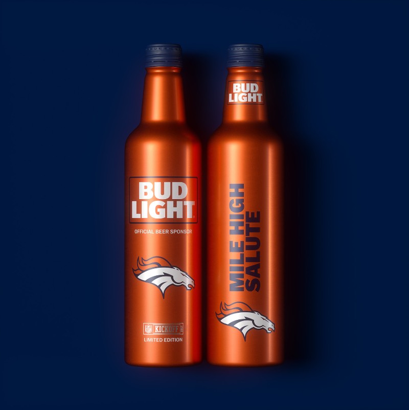 Se você é fã de NFL e de futebol americano, esse projeto de garrafas de cerveja pode ter sido feito para você. Essas garrafas especiais da Bud Light são criação de Jones Knowles Ritchie para a temporada de 2017 da NFL e acabam servindo para fãs mostrarem seu amor por um time ao mesmo tempo que eles se divertem tomando uma cerveja. Se é que a Bud Light pode ser considerada uma cerveja.