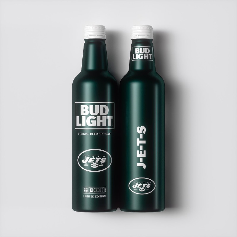 Se você é fã de NFL e de futebol americano, esse projeto de garrafas de cerveja pode ter sido feito para você. Essas garrafas especiais da Bud Light são criação de Jones Knowles Ritchie para a temporada de 2017 da NFL e acabam servindo para fãs mostrarem seu amor por um time ao mesmo tempo que eles se divertem tomando uma cerveja. Se é que a Bud Light pode ser considerada uma cerveja.