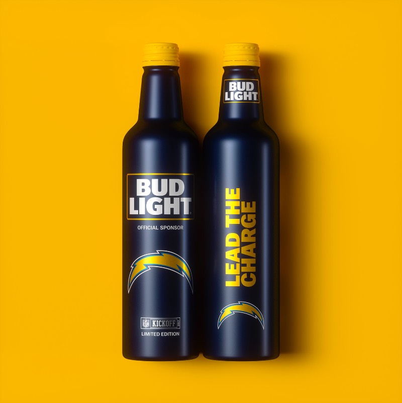 Se você é fã de NFL e de futebol americano, esse projeto de garrafas de cerveja pode ter sido feito para você. Essas garrafas especiais da Bud Light são criação de Jones Knowles Ritchie para a temporada de 2017 da NFL e acabam servindo para fãs mostrarem seu amor por um time ao mesmo tempo que eles se divertem tomando uma cerveja. Se é que a Bud Light pode ser considerada uma cerveja.