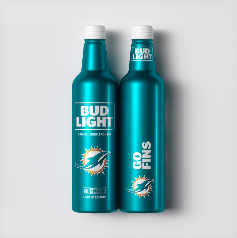 Se você é fã de NFL e de futebol americano, esse projeto de garrafas de cerveja pode ter sido feito para você. Essas garrafas especiais da Bud Light são criação de Jones Knowles Ritchie para a temporada de 2017 da NFL e acabam servindo para fãs mostrarem seu amor por um time ao mesmo tempo que eles se divertem tomando uma cerveja. Se é que a Bud Light pode ser considerada uma cerveja.