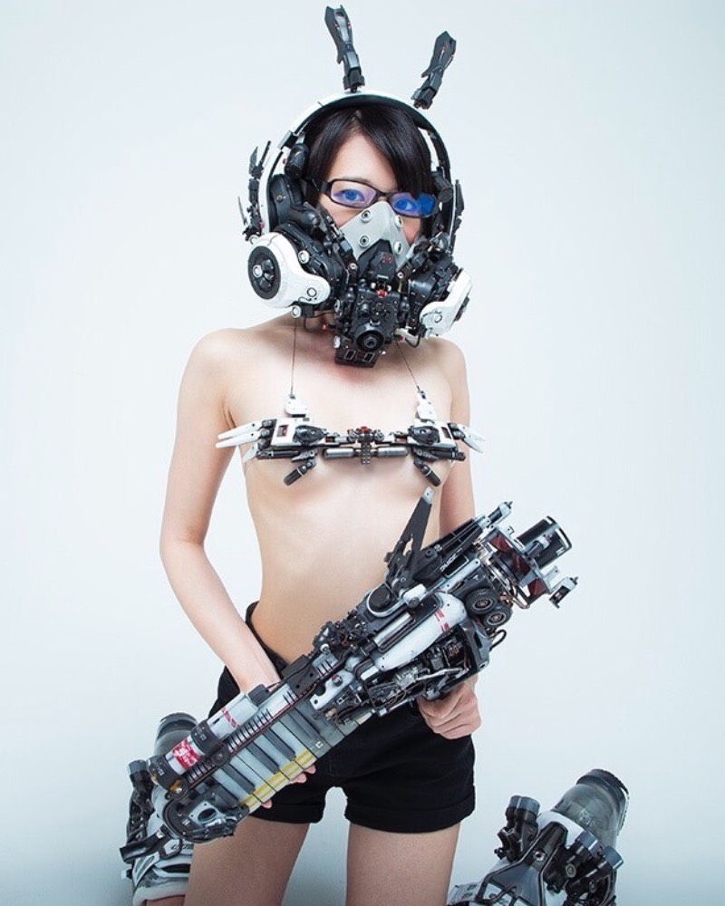 Quando me deparei com as criações da artista japonesa Hiroto Ikeuchi, fiquei pensando se tudo não passava de esculturas feitas de pedaços de plástico, placas de circuito e muito fios elétricos. Mas as máscaras criadas por ela tem um visual visual cyberpunk e ainda são funcionais. É sério, tudo que você pode ver logo abaixo funciona de um jeito bem especial. 