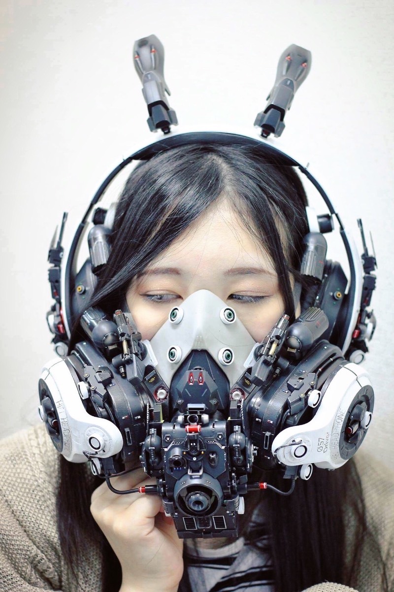 Quando me deparei com as criações da artista japonesa Hiroto Ikeuchi, fiquei pensando se tudo não passava de esculturas feitas de pedaços de plástico, placas de circuito e muito fios elétricos. Mas as máscaras criadas por ela tem um visual visual cyberpunk e ainda são funcionais. É sério, tudo que você pode ver logo abaixo funciona de um jeito bem especial. 