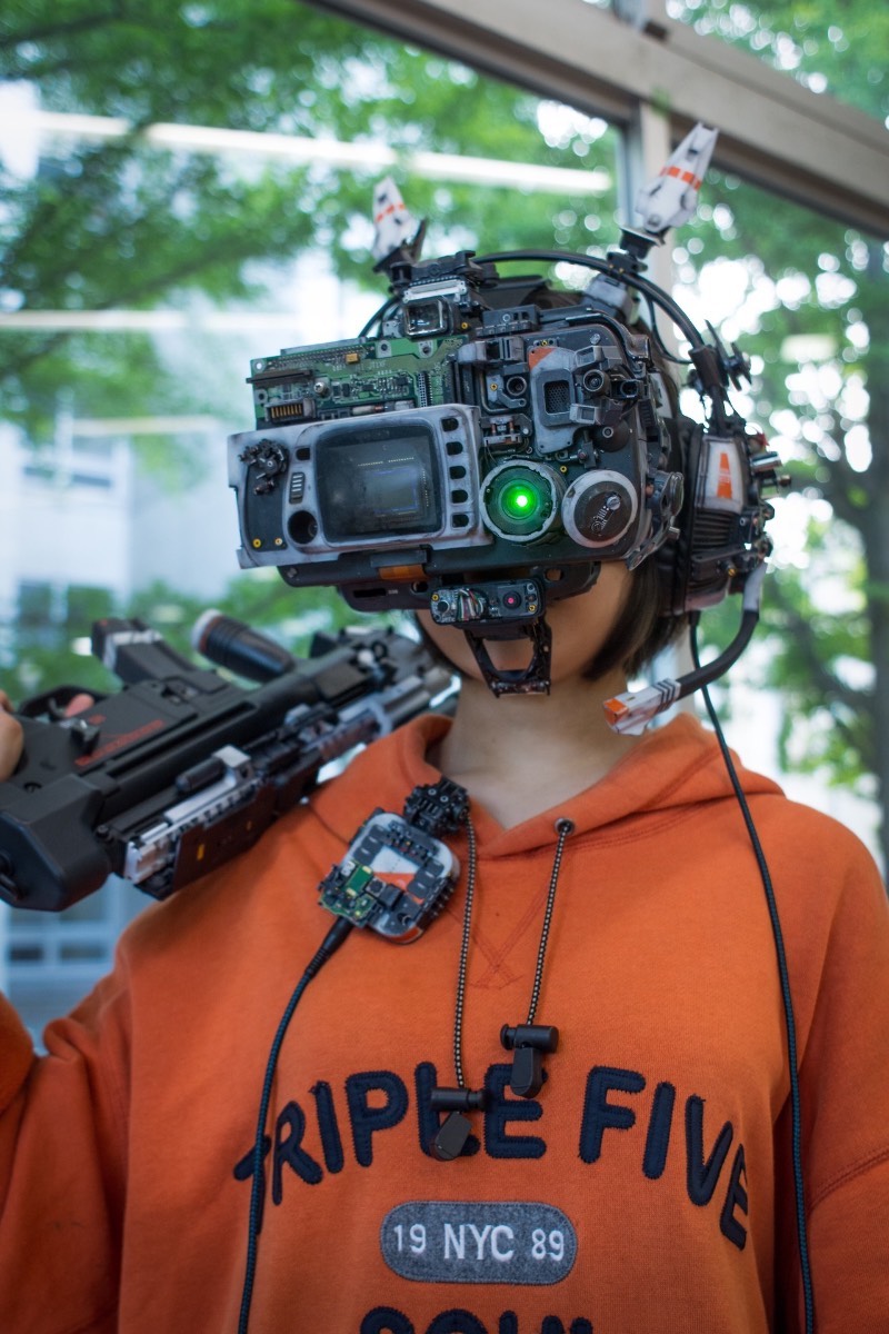 Quando me deparei com as criações da artista japonesa Hiroto Ikeuchi, fiquei pensando se tudo não passava de esculturas feitas de pedaços de plástico, placas de circuito e muito fios elétricos. Mas as máscaras criadas por ela tem um visual visual cyberpunk e ainda são funcionais. É sério, tudo que você pode ver logo abaixo funciona de um jeito bem especial. 