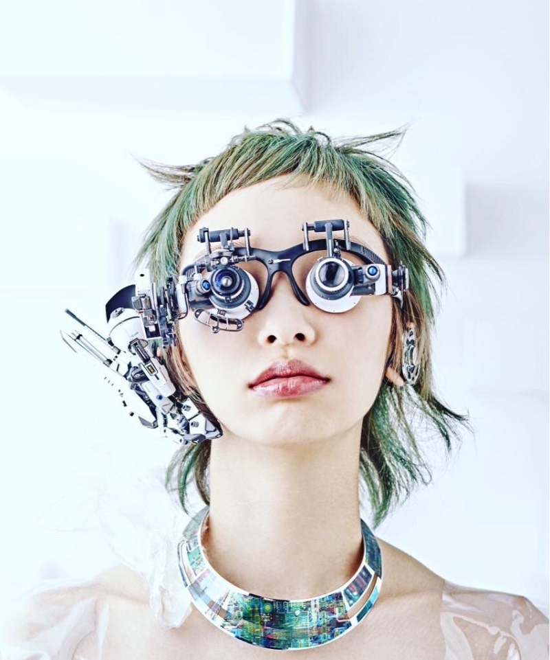 Quando me deparei com as criações da artista japonesa Hiroto Ikeuchi, fiquei pensando se tudo não passava de esculturas feitas de pedaços de plástico, placas de circuito e muito fios elétricos. Mas as máscaras criadas por ela tem um visual visual cyberpunk e ainda são funcionais. É sério, tudo que você pode ver logo abaixo funciona de um jeito bem especial. 