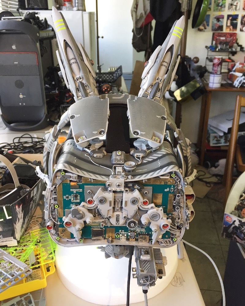Quando me deparei com as criações da artista japonesa Hiroto Ikeuchi, fiquei pensando se tudo não passava de esculturas feitas de pedaços de plástico, placas de circuito e muito fios elétricos. Mas as máscaras criadas por ela tem um visual visual cyberpunk e ainda são funcionais. É sério, tudo que você pode ver logo abaixo funciona de um jeito bem especial. 