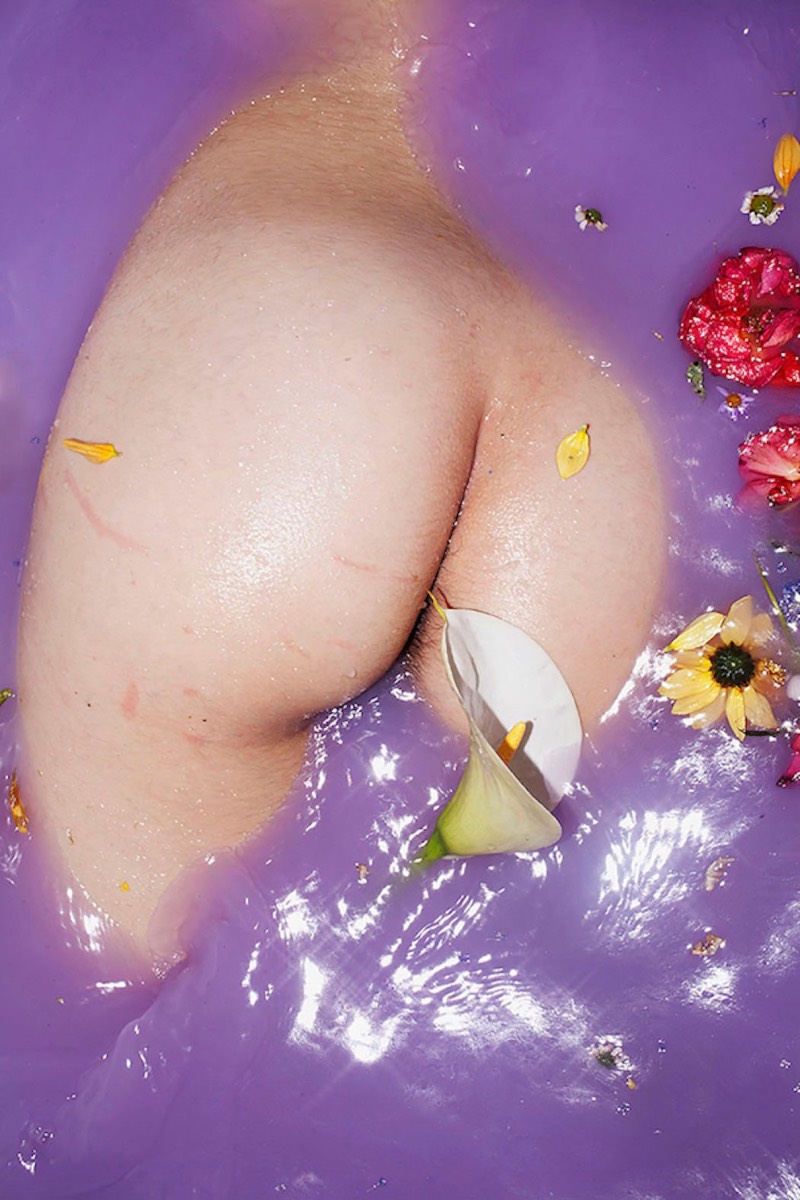 Maisie Cousins é uma fotógrafa nada convencional que rejeita os ideais de beleza e estética de hoje em dia. Nas suas fotografias, ela reverte a estética tradicional da nudez, da feminilidade e da natureza e cria algo novo. Normalmente, experimentando com uma provocação dos sensos através das imagens que ela captura. 