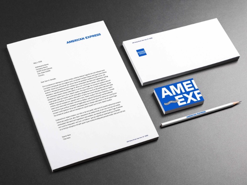 Desde 1975 que o logo do American Express pode ser encontrado dentro de um quadrado azul que se tornou icônico. Mas, depois de todos esses anos, a equipe de designers do escritório de Nova Iorque da Pentagram trabalhou para fazer um redesign que transformasse tudo em algo ainda mais relevante para essa marca de cartões de crédito. Foi assim que surgiu o redesign do American Express.